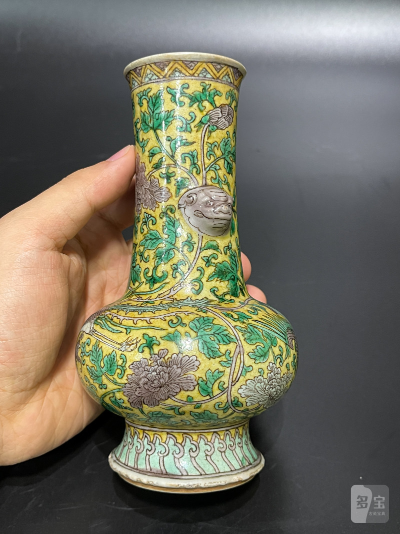 清康熙 黄地素三彩凤穿花牡丹纹铺首瓶 - 图4